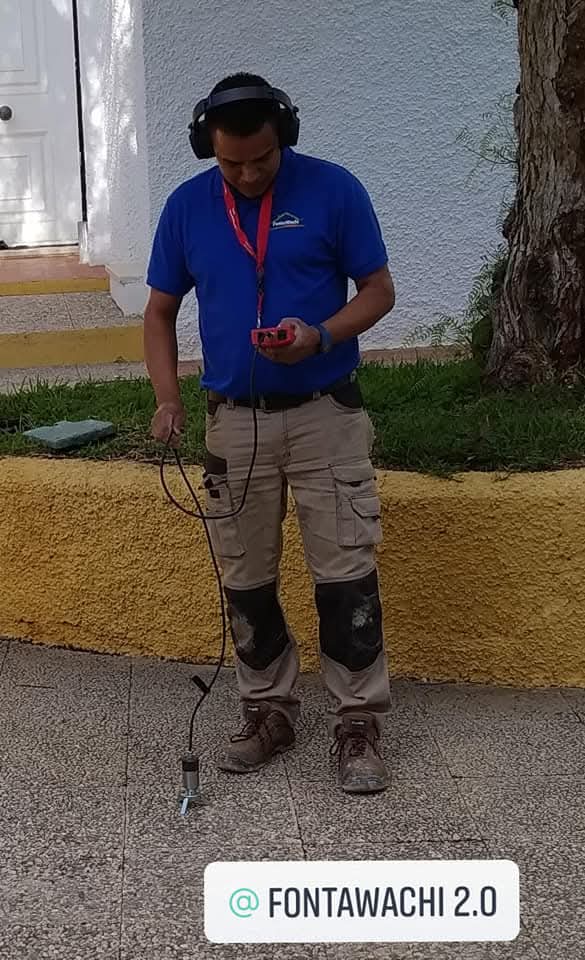 Fontanero trabajando