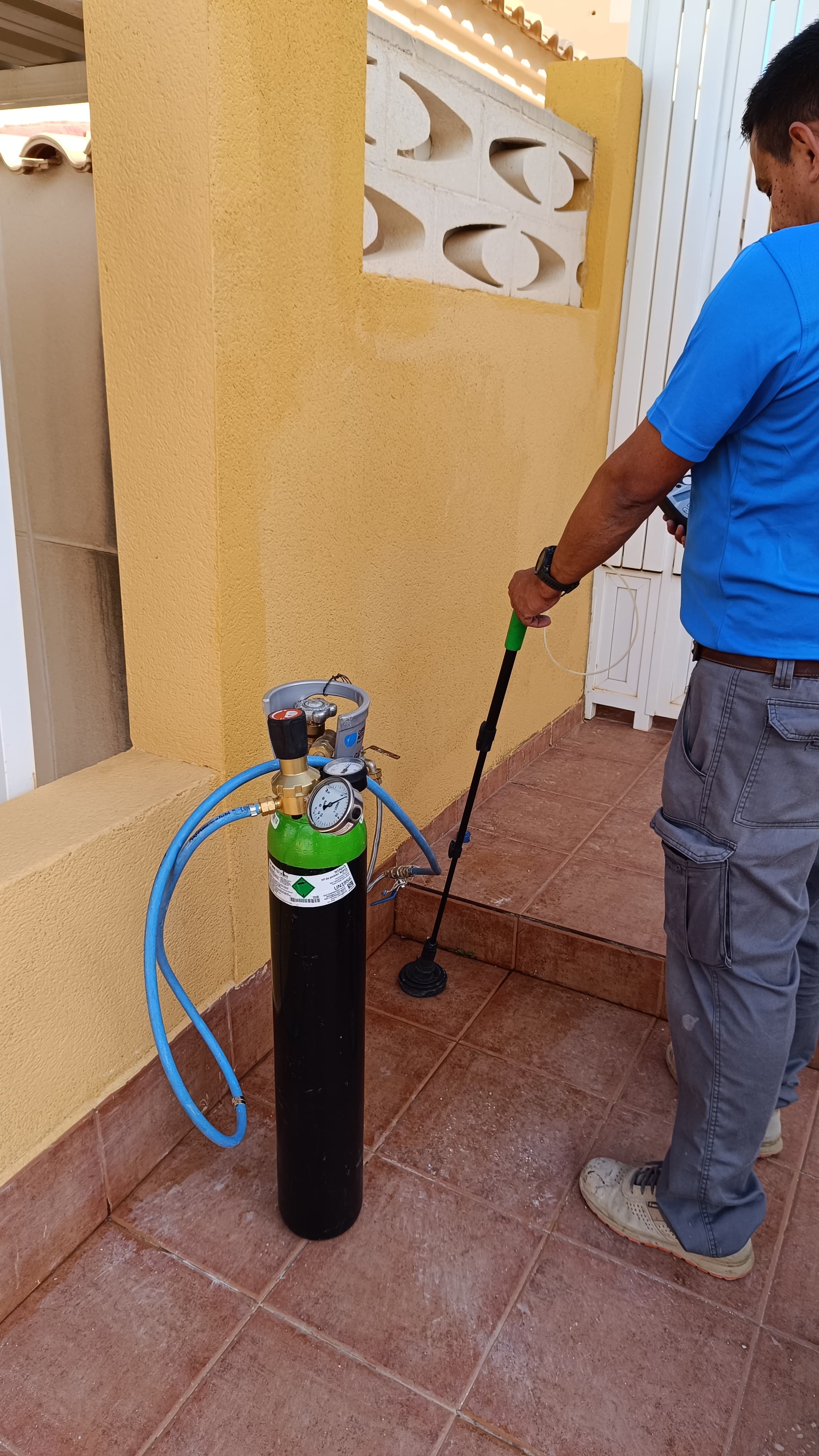 Fontanero trabajando